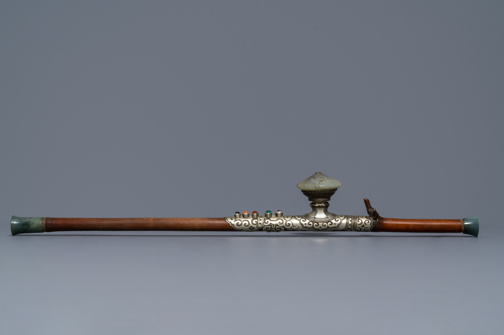 Grande et ancienne pipe à eau 'bang' en bambou entourée de fil de cuivre  rouge et joliment gravé de, Vente aux enchères : Art d'Asie