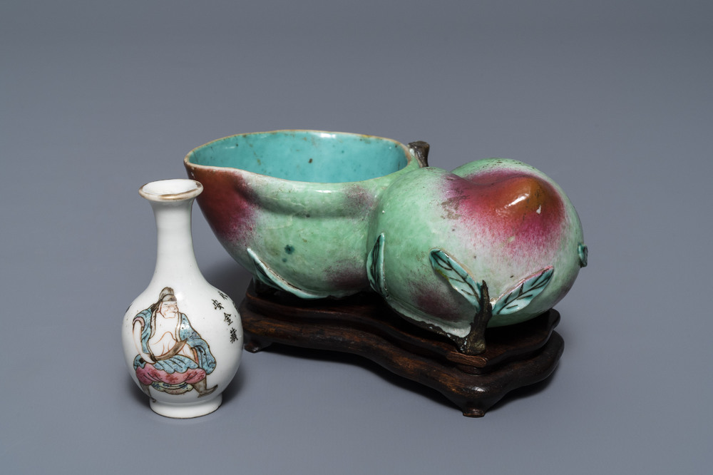 Un lave-pinceaux et un vase miniature 'Wu Shuang Pu' en porcelaine de Chine famille rose, 19&egrave;me