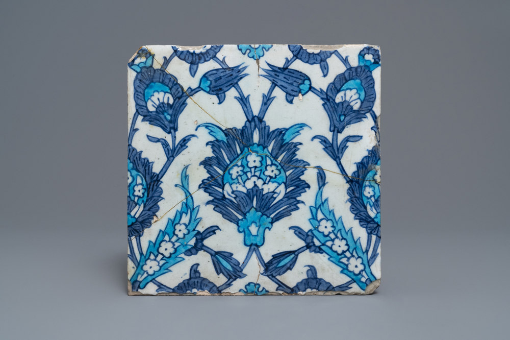 Een blauw-witte en turquoise tegel met floraal decor, Iznik, Turkije, ca. 1600