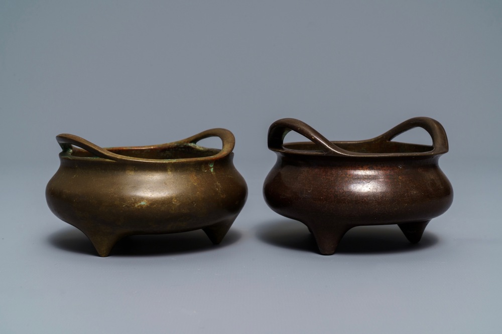 Twee Chinese bronzen wierookbranders op drie poten, Xuande merk, 19e eeuw