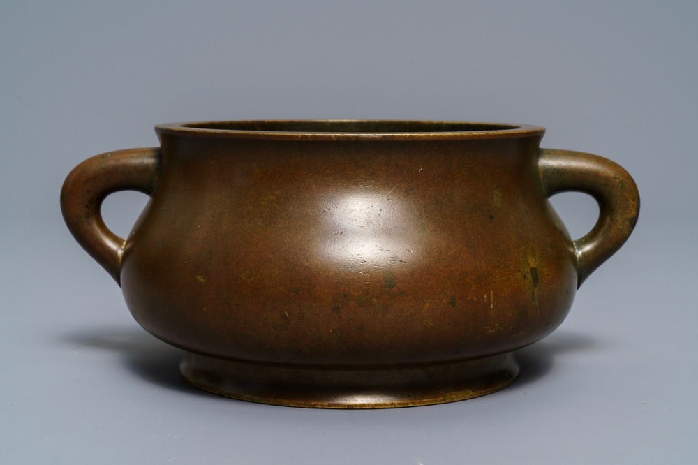 Een grote Chinese bronzen wierookbrander, Xuande merk, 18e eeuw