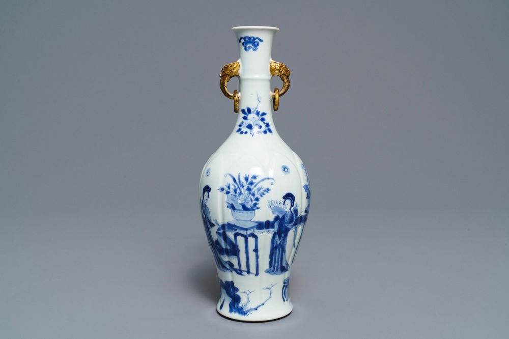Un vase &agrave; d&eacute;cor de 'Longues Dames' en porcelaine de Chine bleu et blanc, Kangxi