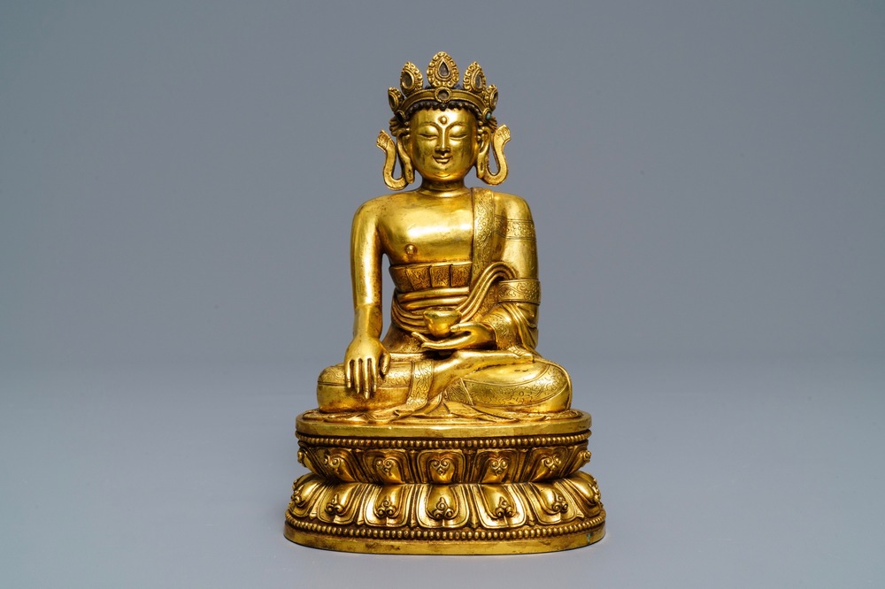 Een Sino-Tibetaanse verguld bronzen figuur van Boeddha Shakyamuni, 17/18e eeuw