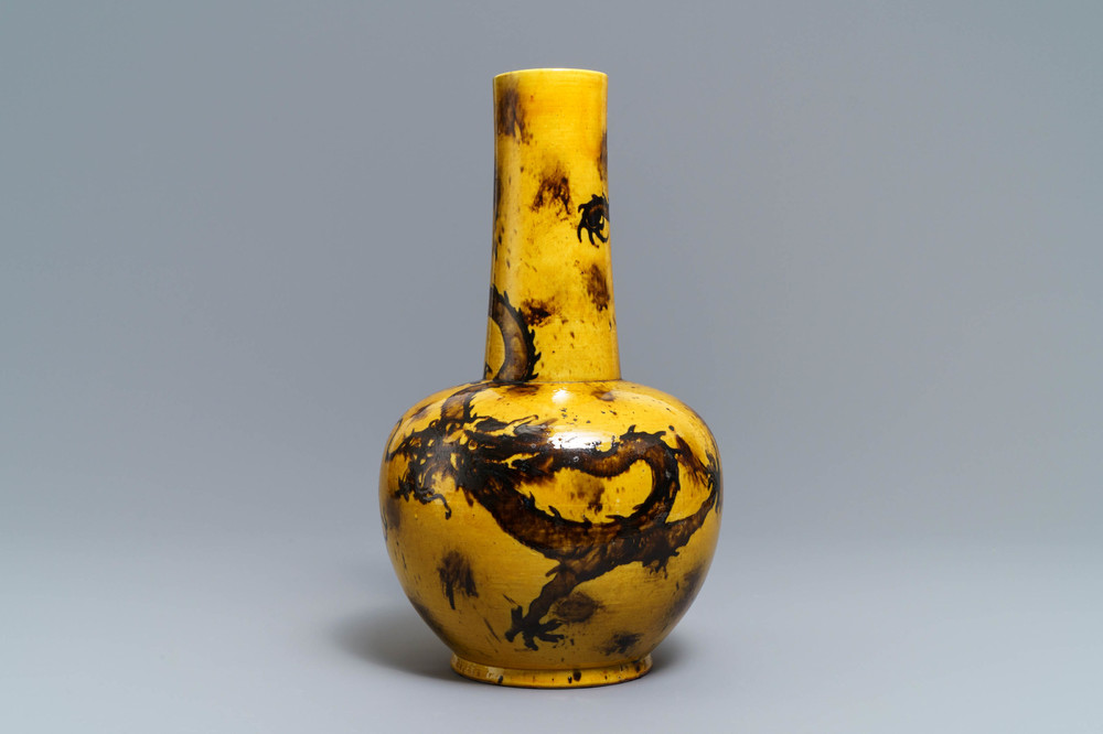 Un vase de forme bouteille en porcelaine de Chine &agrave; fond jaune, marque de Qianlong, 19/20&egrave;me