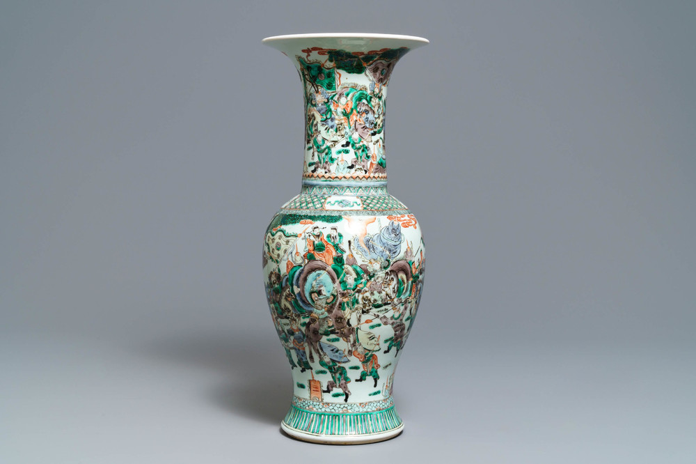 A Chinese famille verte yenyen 'warriors' vase, 19th C.