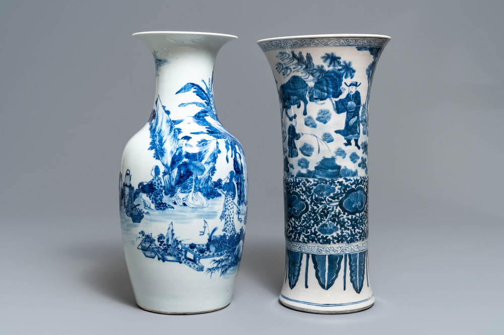 Deux vases en porcelaine de Chine bleu et blanc, 19&egrave;me