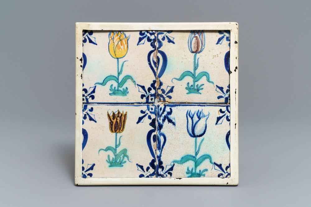 Quatre carreaux en fa&iuml;ence de Delft polychrome &agrave; d&eacute;cor de tulipes, 1&egrave;re moiti&eacute; du 17&egrave;me