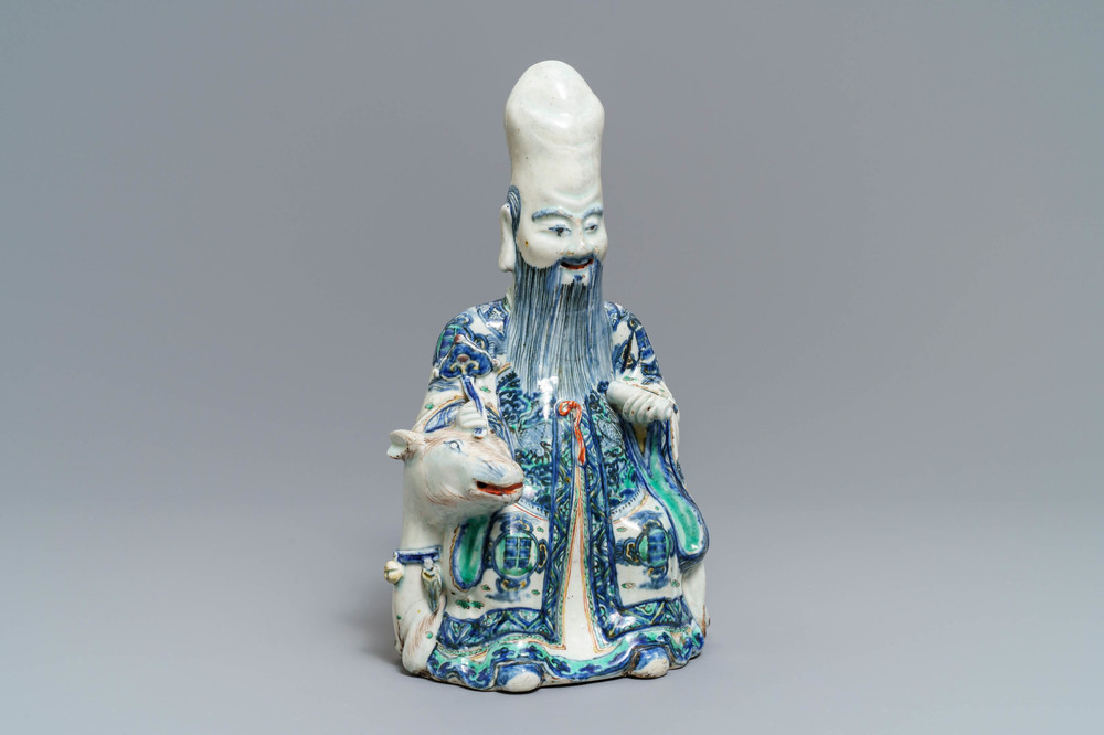 Une figure de Shoulao assis sur un cerf en porcelaine de Chine wucai, Wanli