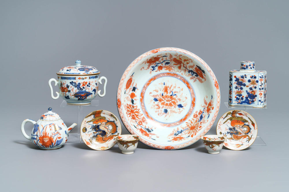 Een diverse collectie Chinees Imari-stijl porselein, Kangxi/Yongzheng