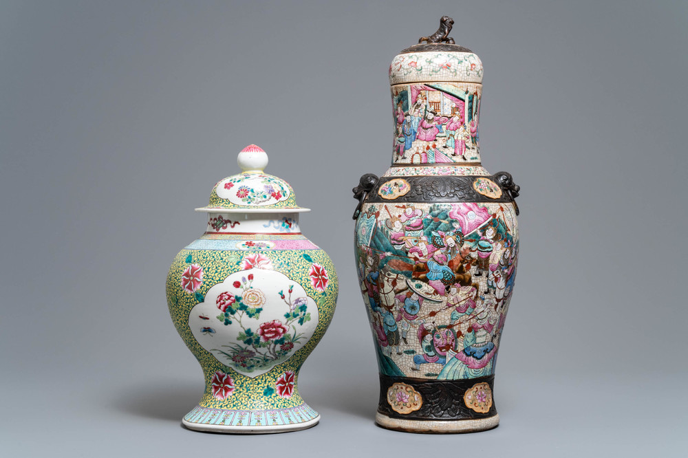 Deux vases couverts en porcelaine de Chine famille rose, 19/20&egrave;me