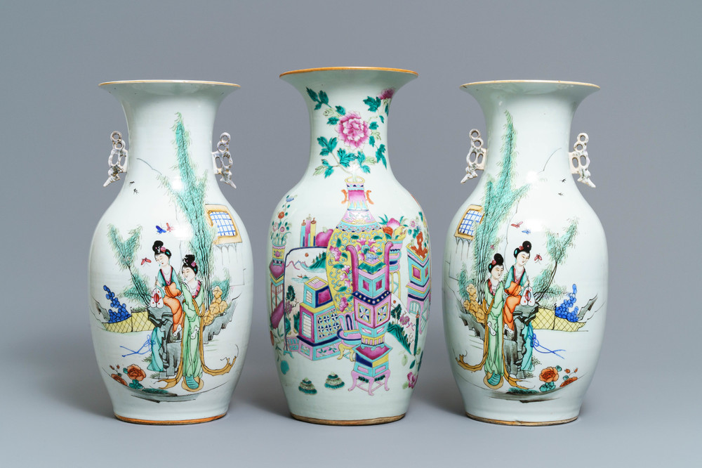 Une paire de vases en porcelaine de Chine famille rose et un &agrave; d&eacute;cor d'antiquit&eacute;s, 19/20&egrave;me