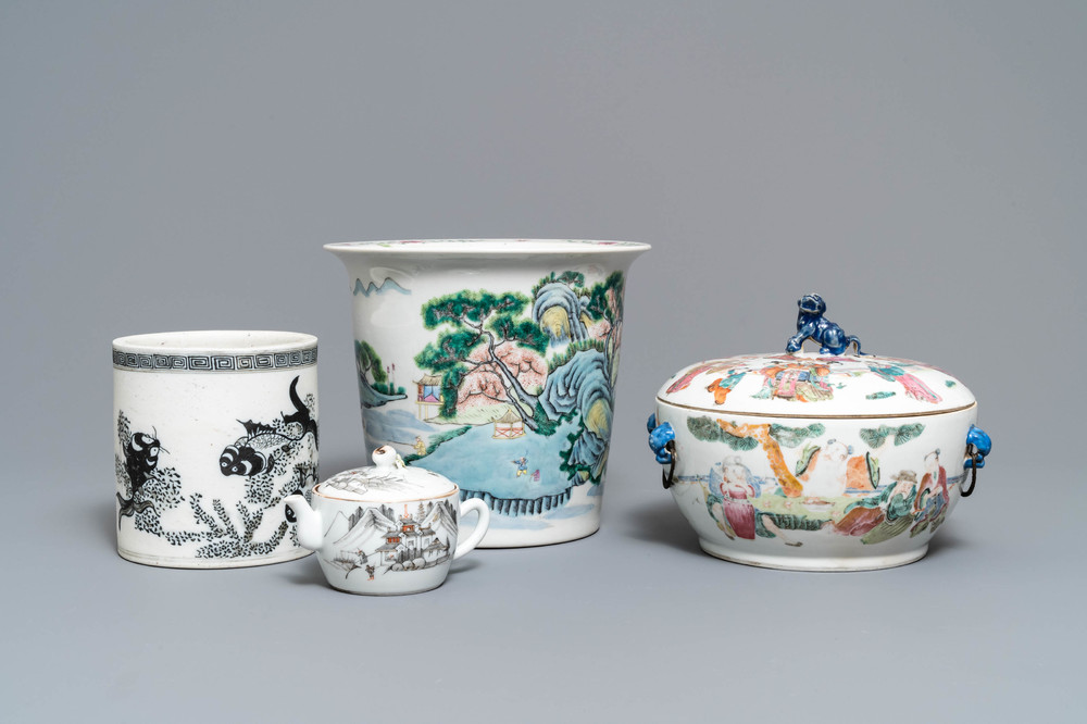 Vier stukken Chinees famille rose en grisaille porselein, 19/20e eeuw