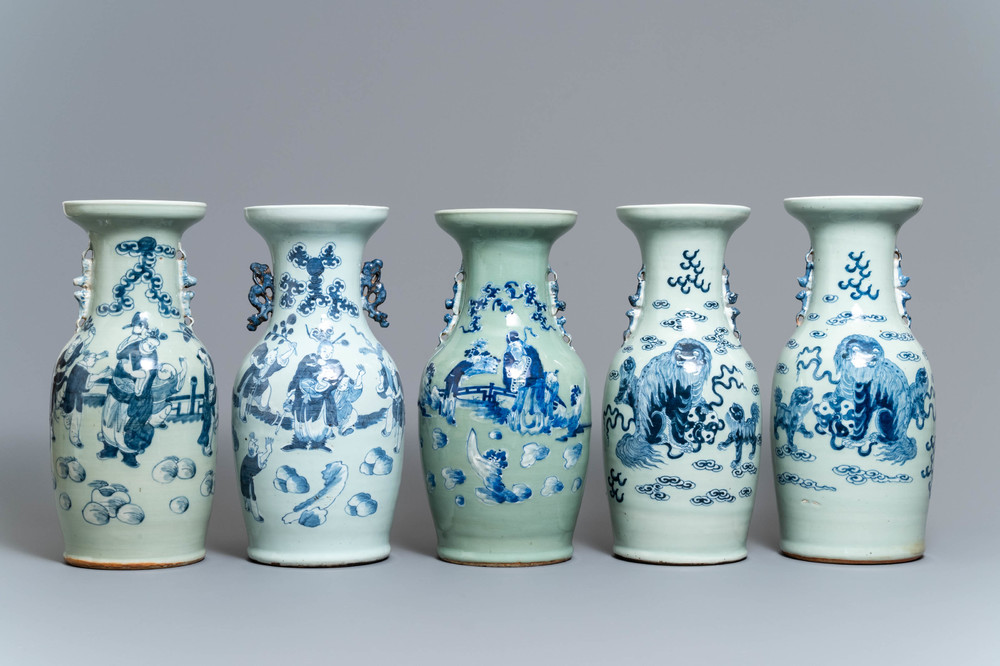 Cinq vases en porcelaine de Chine bleu et blanc sur fond c&eacute;ladon, 19&egrave;me