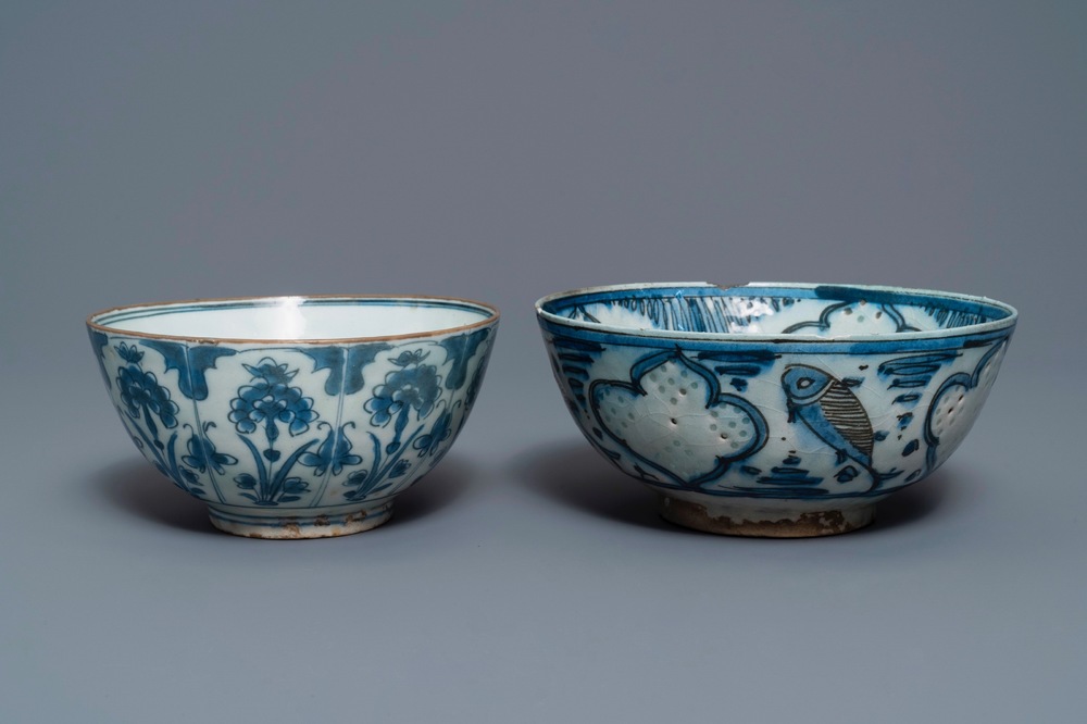 Twee blauw-witte Perzische kommen, Safavid, 17/18e eeuw