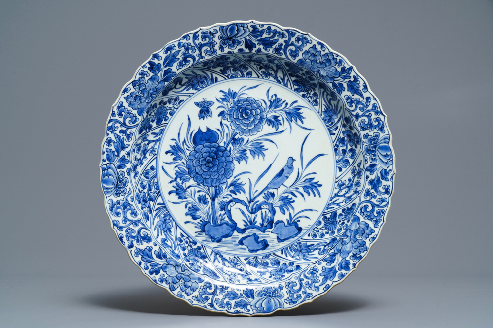 Un plat de forme torsad&eacute; en porcelaine de Chine bleu et blanc, Kangxi