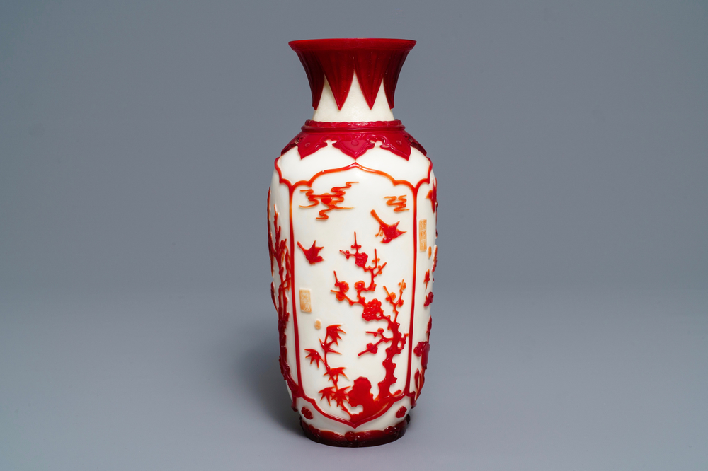 Un vase en verre de P&eacute;kin &agrave; d&eacute;cor 'overlay' en rouge sur fond 'blanc de lait', marque Daoguang, 19/20&egrave;me