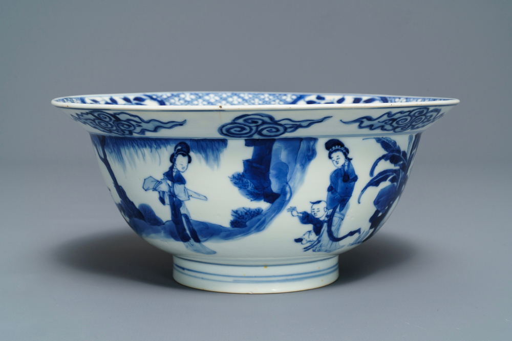 Een Chinese blauw-witte klapmutskom, Chenghua merk, Kangxi