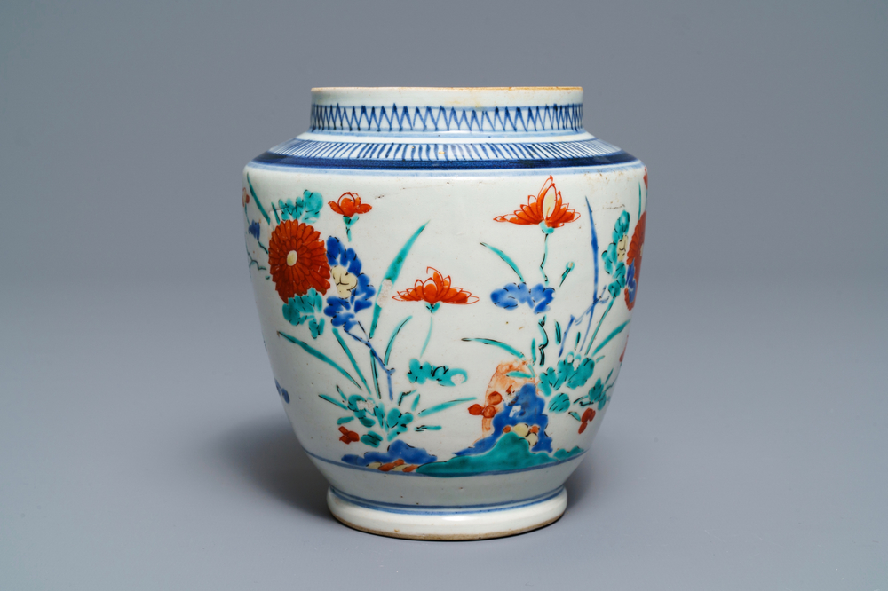 Een polychrome Japanse Kakiemon vaas met floraal decor, Edo, 17e eeuw