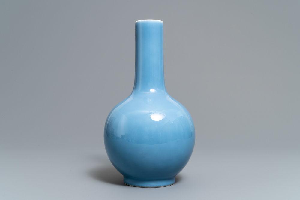 Un vase de forme bouteille en porcelaine de Chine bleu de lavende monochrome, 19/20&egrave;me