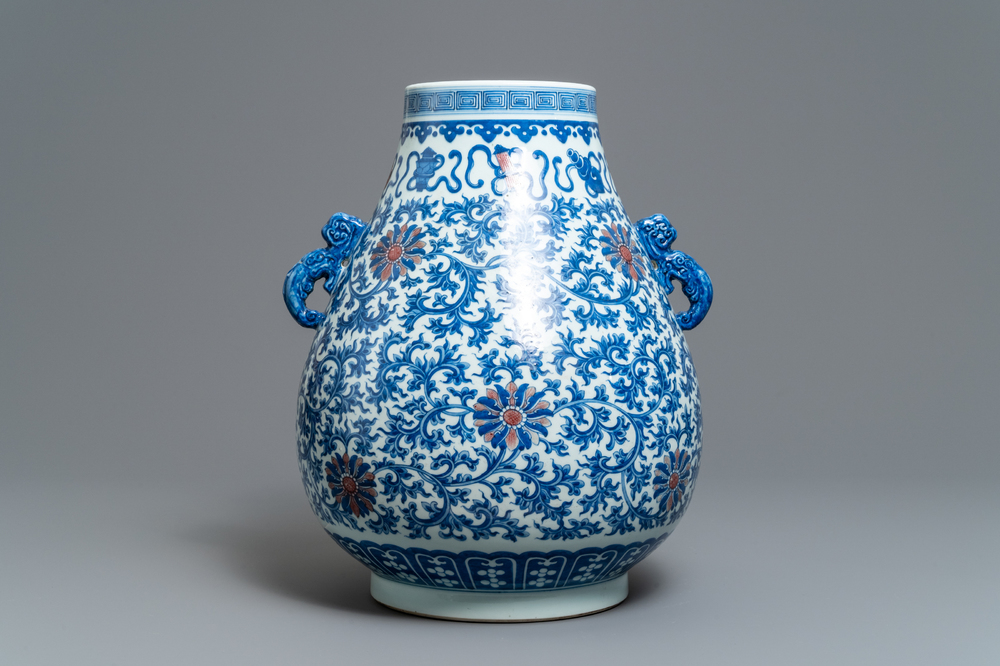 Een Chinese blauw-witte en onderglazuur rode 'hu' vaas, Qianlong merk, 19/20e eeuw