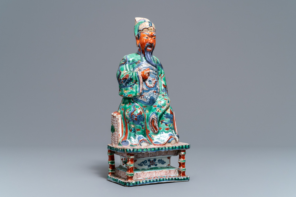 Een Chinese wucai figuur van Guan Yu, Ming