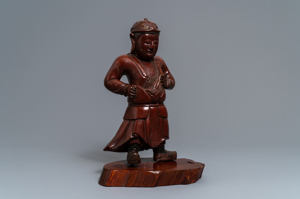 Une grande figure d'un gardien en bois sculpt&eacute; et laqu&eacute;, Chine, 19&egrave;me