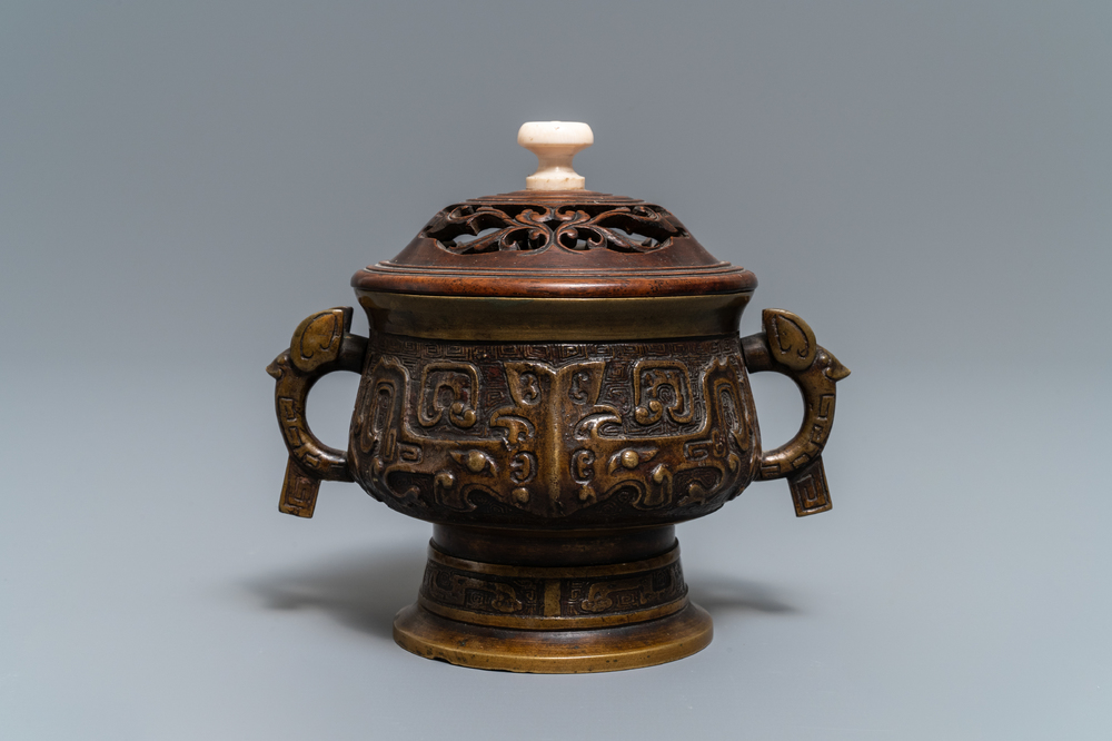 Un br&ucirc;le-parfum en bronze au couvercle en bois, marque de Xuande, Chine, 19&egrave;me