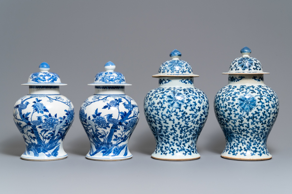 Deux paires de vases couverts en porcelaine de Chine bleu et blanc, marques de Kangxi et Chenghua, 19&egrave;me