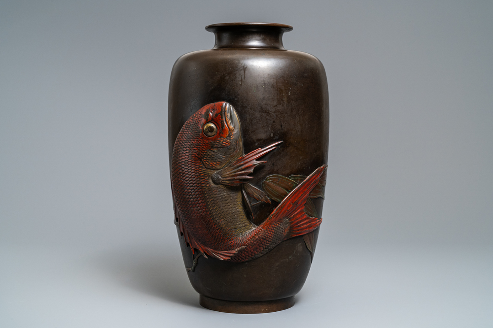 A large Japanese bronze vase with a koi, Meiji, 19th C.