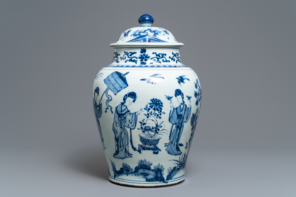 Un grand vase couvert en porcelaine de Chine bleu et blanc, Kangxi