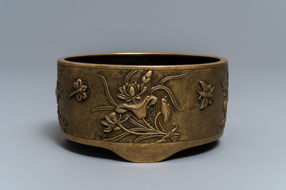 Un grand br&ucirc;le-parfum en bronze dans le style de Hu Wenming, marque de Xuande, Chine, 19&egrave;me