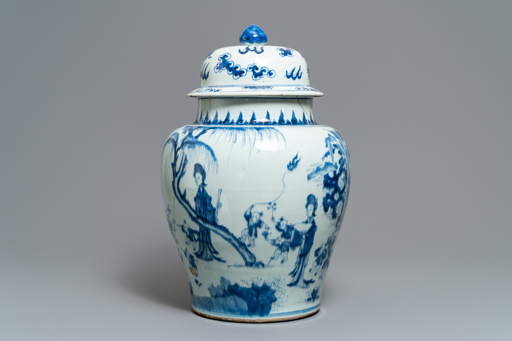 Een Chinese blauw-witte vaas met figuren in een landschap, Kangxi