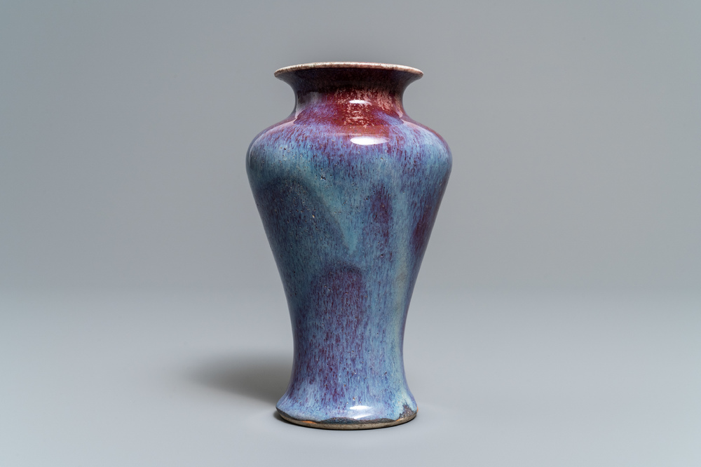 Een Chinese vaas met flamb&eacute; glazuur, 18/19e eeuw