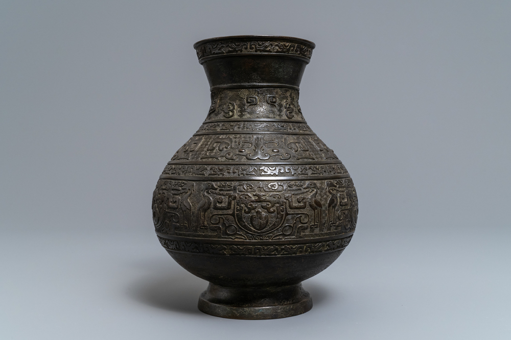 Een Chinese bronzen archa&iuml;sche 'hu' vaas, Ming