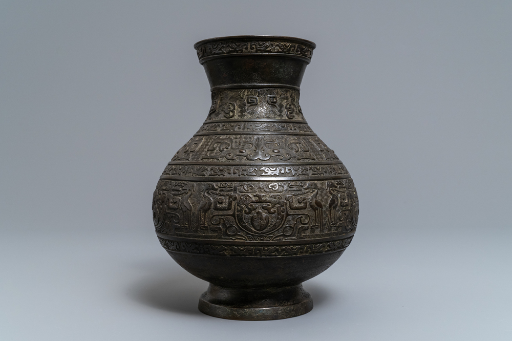 Un vase archa&iuml;que de type 'hu' en bronze, Chine, Ming