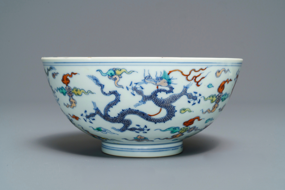 Un bol en porcelaine de Chine &agrave; d&eacute;cor de dragons, marque de Chenghua, Kangxi