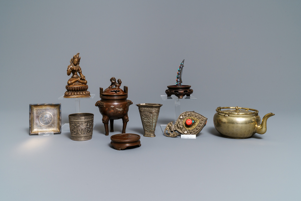 Een diverse collectie Chinees metaal, w.o. paktong, zilver en verguld brons, 17e eeuw en later