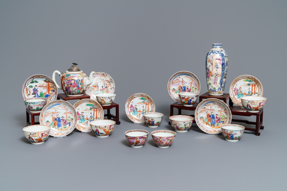Elf Chinese famille rose koppen, acht schotels, een theepot en een vaas met mandarijns decor, Qianlong