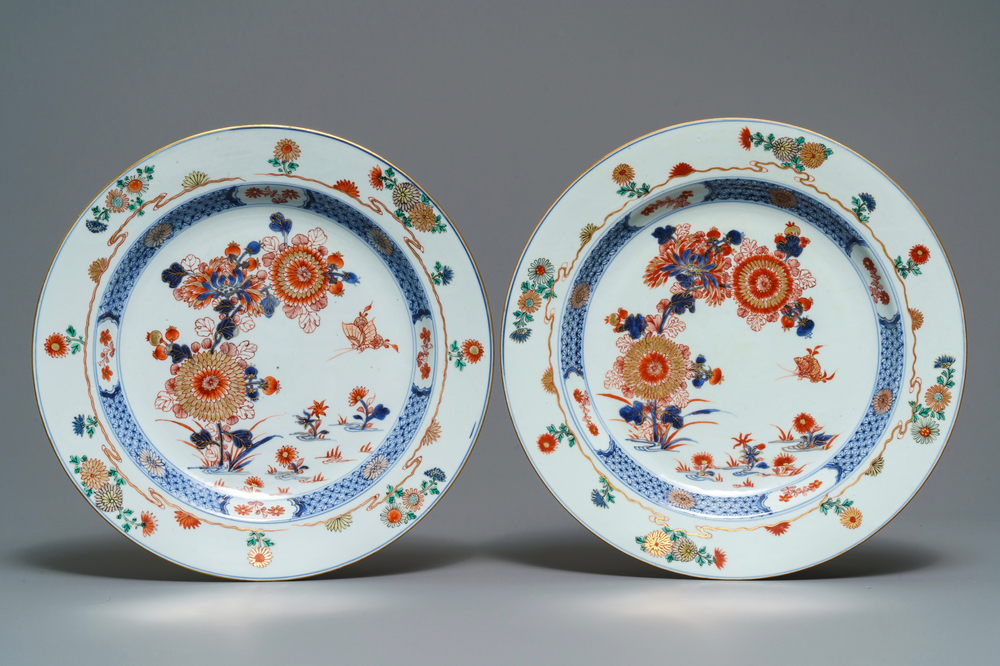 Une paire de plats en porcelaine de Chine verte-Imari, Kangxi/Yongzheng