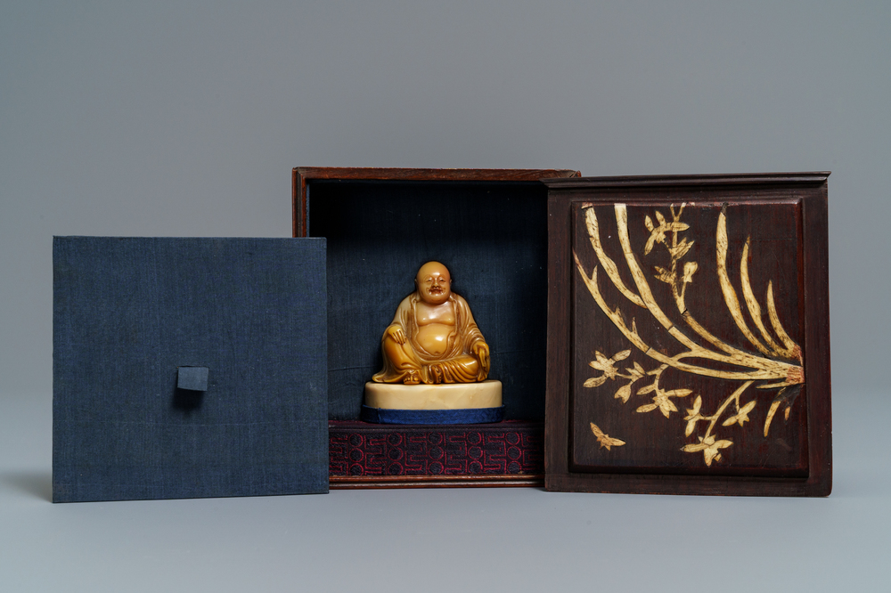 Une figure de Bouddha en pierre de Shoushan sign&eacute;e et avec inscription, Chine, 19&egrave;me