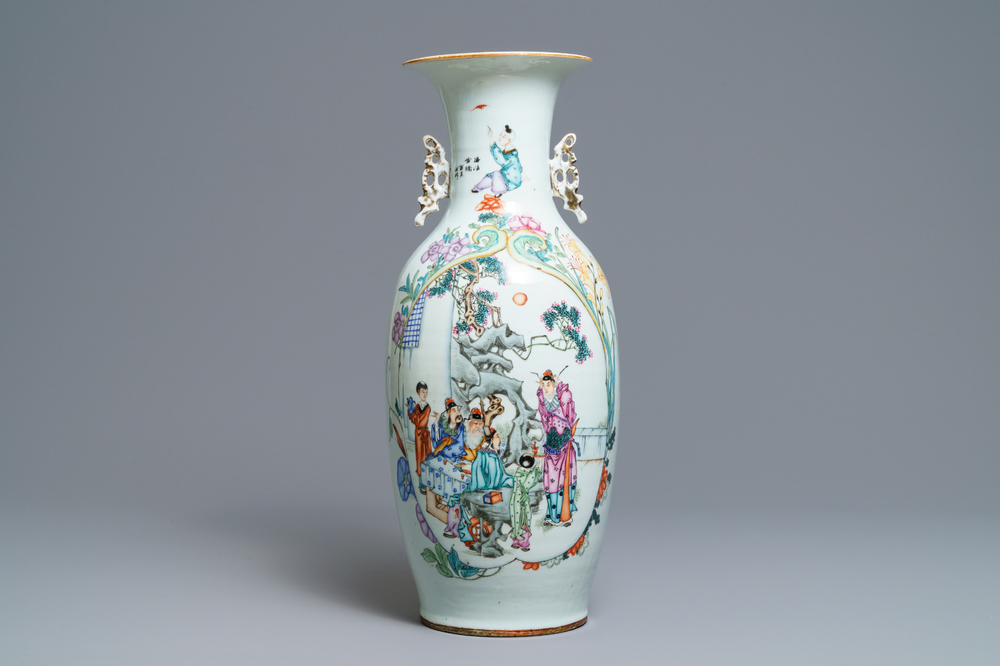 Een fijne Chinese famille rose vaas met tweezijdig decor, 19/20e eeuw