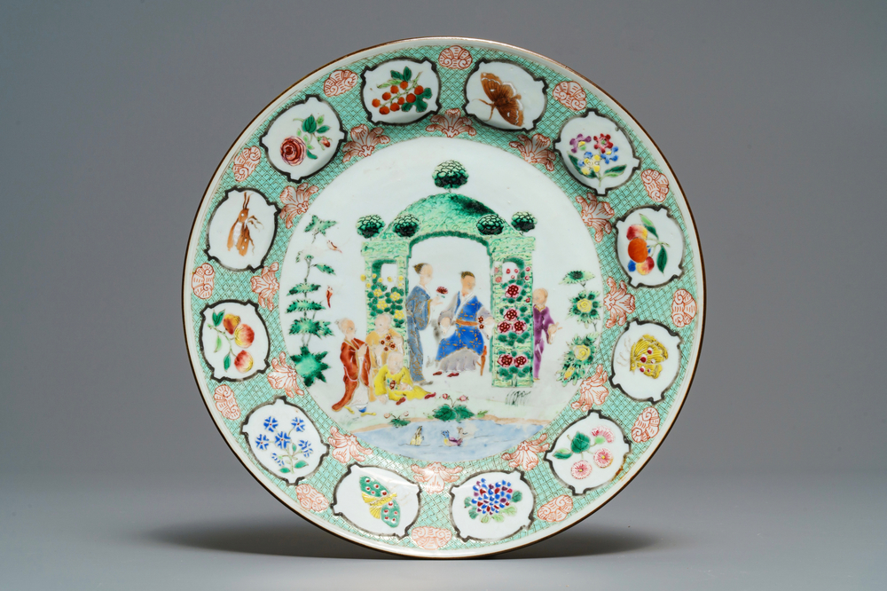 Een Chinese famille rose schotel naar Cornelis Pronk, 'Het prieel', Qianlong, ca. 1740