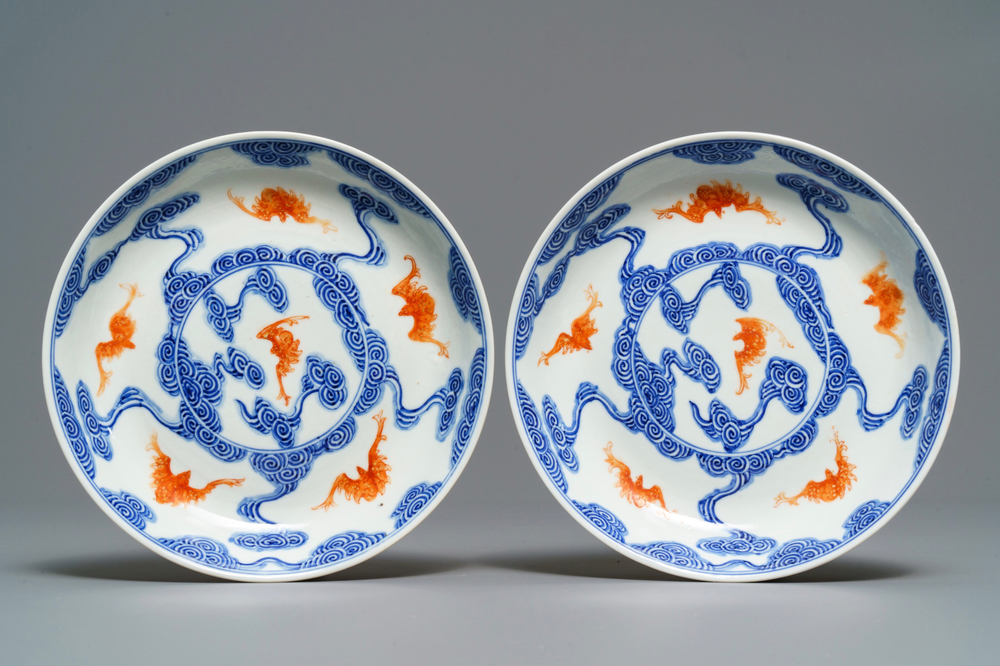 Une paire d'assiettes en porcelaine de Chine bleu, blanc et rouge de fer, marque de Guangxu, 19/20&egrave;me