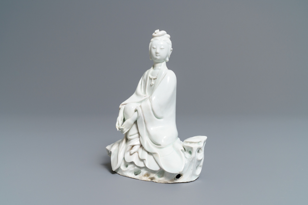 A Chinese Dehua blanc de Chine model of a seated Guanyin, 18/19th C.