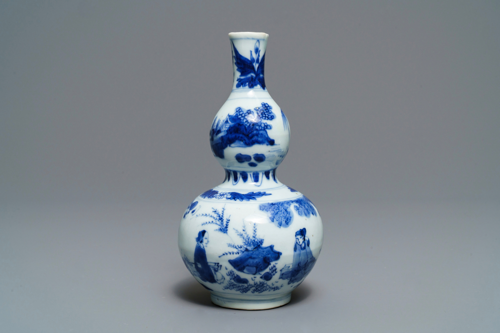 Een Chinese blauw-witte kalebasvaas met figuratief decor, Transitie periode