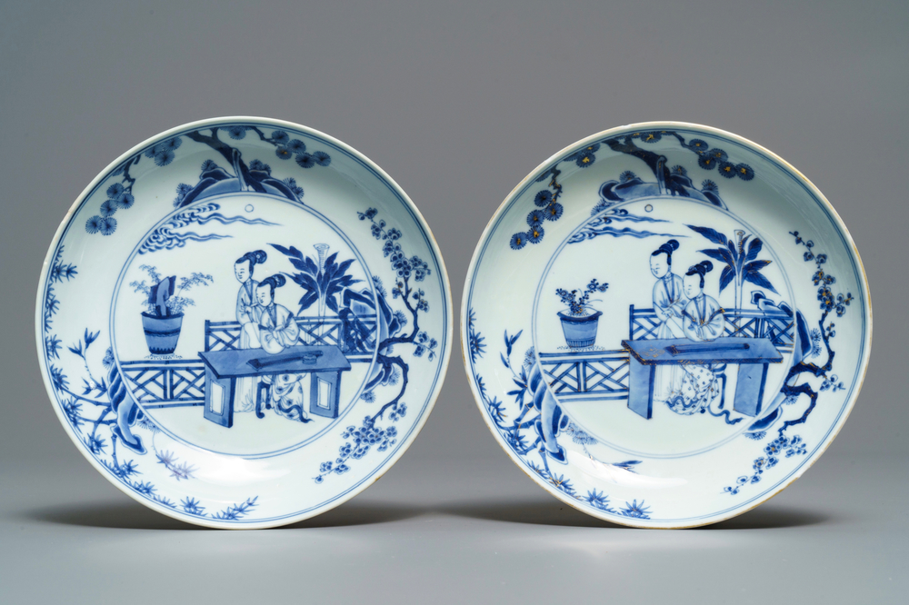 Une paire d'assiettes en porcelaine de Chine bleu et blanc, marque de Chenghua, Yongzheng