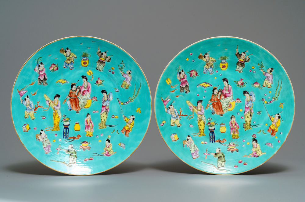 Une paire de plats en porcelaine de Chine famille rose &agrave; fond turquoise, marque de Jiaqing, 20&egrave;me