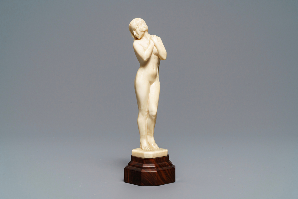 Une figure Art Deco d'une femme nue en ivoire sculpt&eacute;, 1&egrave;re moiti&eacute; du 20&egrave;me