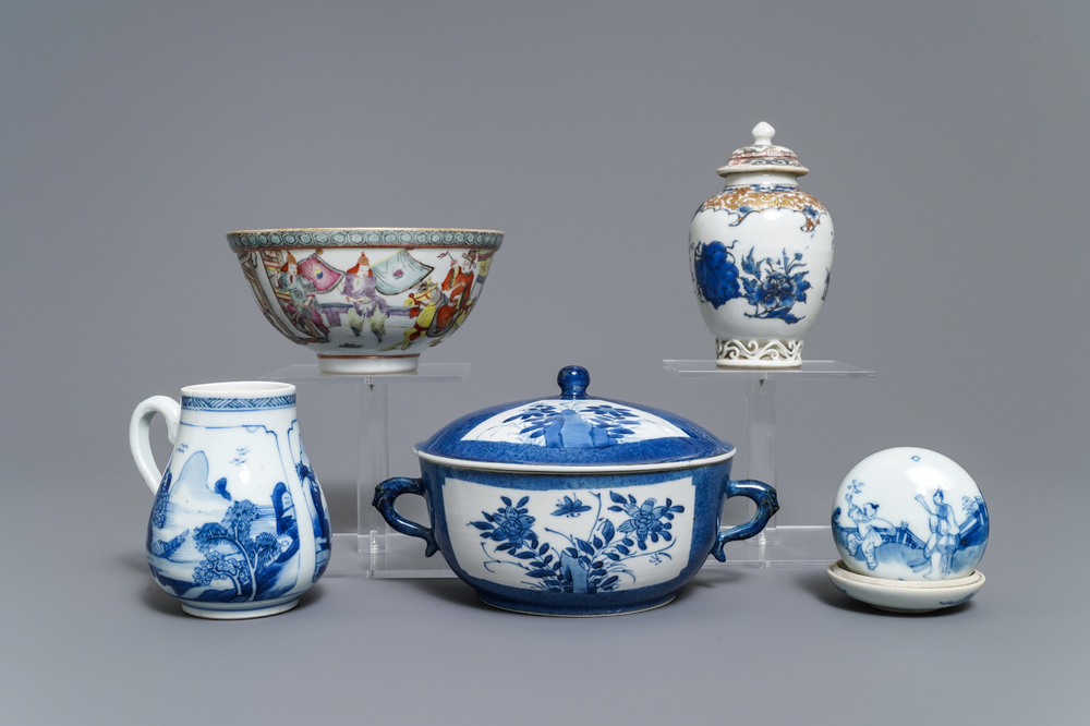 Een diverse collectie Chinees blauw-wit en famille rose porselein, Kangxi en later