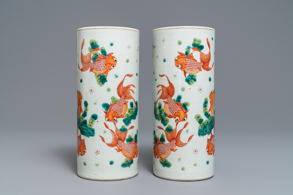 Une paire de portes-chapeau en porcelaine de Chine &agrave; d&eacute;cor de poissons, marque et &eacute;poque de Tongzhi